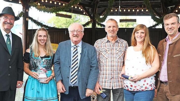 (v.l.) Sch&uuml;tzenmeister J&ouml;rg Schnitzler, Beh&ouml;rdenk&ouml;nigin Katharina Stumpf, Landratsstellvertreter Bernd Steger, Zweiter Gerd Wohlrath, Dritte Sara Daum und B&uuml;roleiter Markus Wich freuen sich &uuml;ber die gro&szlig;e Beteiligung beim Beh&ouml;rdenschie&szlig;en.