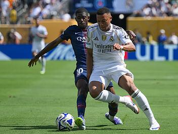 Kylian Mbappe (rechts) von Real Madrid und Ousmane Dembele von Paris Saint-Germain im Duell: Nur wenige TV-Zuschauer wollten das Halbfinale der Klub-WM sehen.