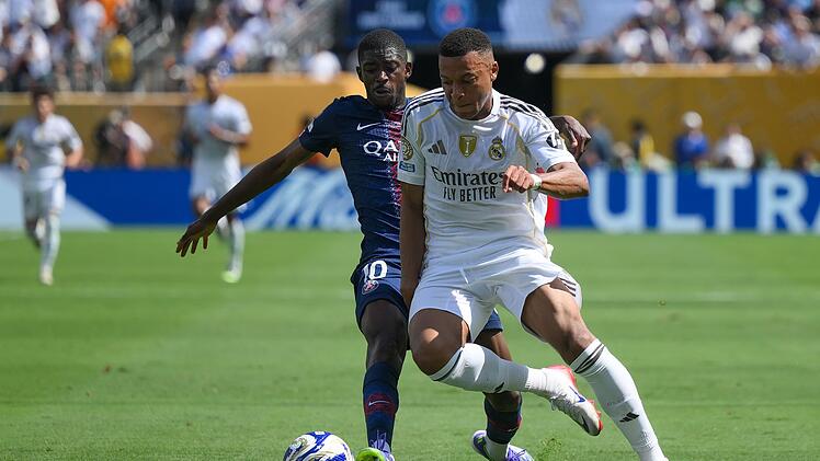 Kylian Mbappe (rechts) von Real Madrid und Ousmane Dembele von Paris Saint-Germain im Duell: Nur wenige TV-Zuschauer wollten das Halbfinale der Klub-WM sehen.