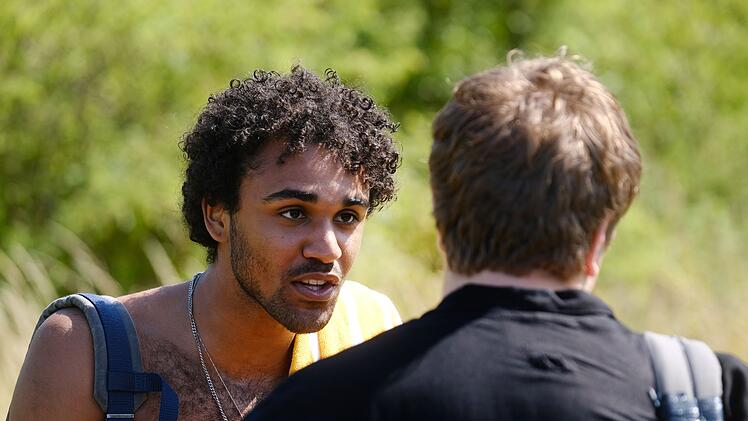 Felix (Langston Uibel, links) und Leon (Thomas Schubert) sind schon seit der Kindheit befreundet, vom Wesen her aber völlig unterschiedlich. Anders als Leon will Felix die Zeit an der Ostsee trotz Arbeit genießen.