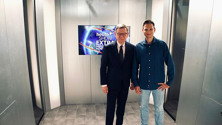 Fabian K&ouml;ster (rechts) begr&uuml;&szlig;t CDU-Politiker und Bundesau&szlig;enminister Johann Wadephul bei "Next Stop K&ouml;ster".