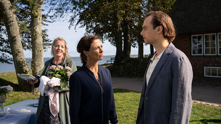 Ina Behrendsen (Julia Brendler, Mitte) ist seit Neuestem Vorstandsvorsitzende des Heimatvereins Sylt. Schon bei ihrer Vorstellung wird sie Zeuge einer Auseinandersetzung, in die S&ouml;ren Stippke (Tom Gronau) involviert ist. Er ist mit Meike Winters (Katrin Wichmann) Tochter Helena liiert.