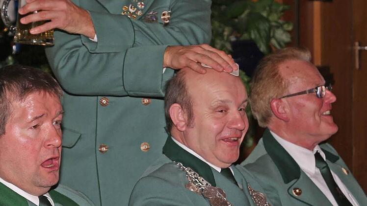 Majestätsbeleidigung: Beim Gänsemarsch erdreistet sich Jörg Lesch dem Schützenkönig Walter Knöferl ein Bierfilz auf den Kopf zu legen. Dafür wurde der Missetäter anschließend "in die Kanne geschickt".