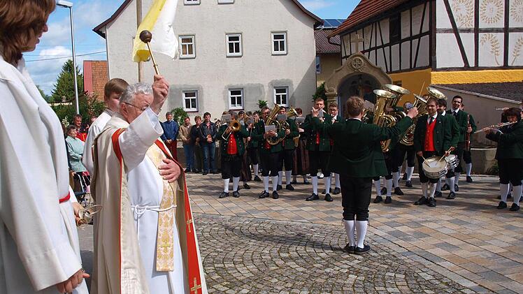 Pfarrer Benno von Bundschuh erteilte dem Bonifatiusplatz den kirchlichen Segen. Fotos: Anton Then