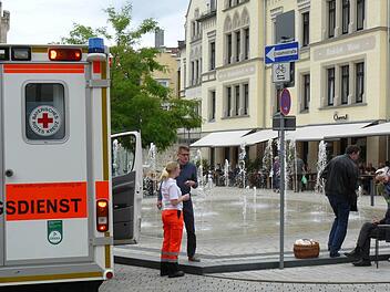 Immer wieder kommt es zu Unfällen am Albertsplatz, weil Fußgänger den Absatz zur Ketschengasse. Erst kürzlich musste der Rettungsdienst wieder ausrücken, um einen Verletzten zu versorgen.  Foto: Werner Weiß
