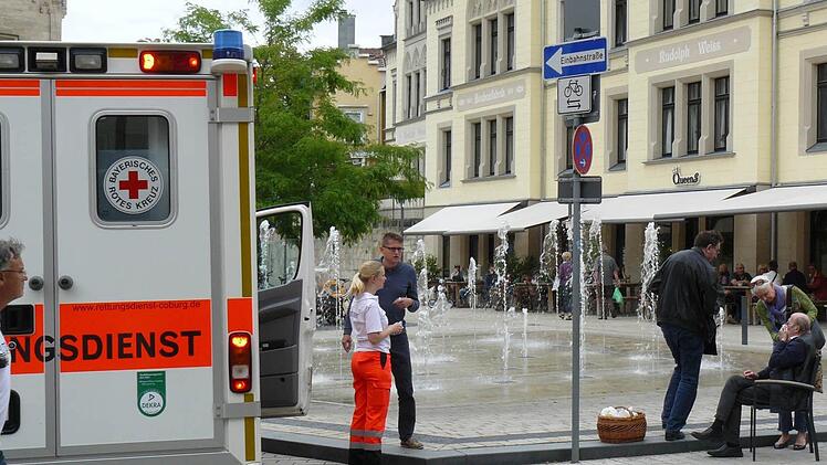 Immer wieder kommt es zu Unfällen am Albertsplatz, weil Fußgänger den Absatz zur Ketschengasse. Erst kürzlich musste der Rettungsdienst wieder ausrücken, um einen Verletzten zu versorgen.  Foto: Werner Weiß