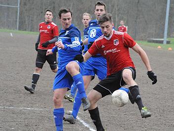 Einen schweren Stand hatte Fuchsstadts Torjäger Johannes Feser (rechts). Was am Kissinger C-Platz ebenso lag wie an der aufmerksamen Kissinger Bewachung durch Christian Heilmann (links) und Co. Foto: Hopf