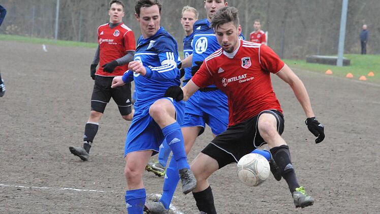 Einen schweren Stand hatte Fuchsstadts Torjäger Johannes Feser (rechts). Was am Kissinger C-Platz ebenso lag wie an der aufmerksamen Kissinger Bewachung durch Christian Heilmann (links) und Co. Foto: Hopf