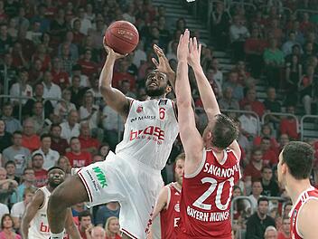 Darius Miller (l.) wird für die Bamberger immer wichtiger: Hier hat Bayerns Routinier Dusko Savanovic Probleme, den NBA-erfahrenen 25-Jährigen zu stoppen. Foto: sportpress