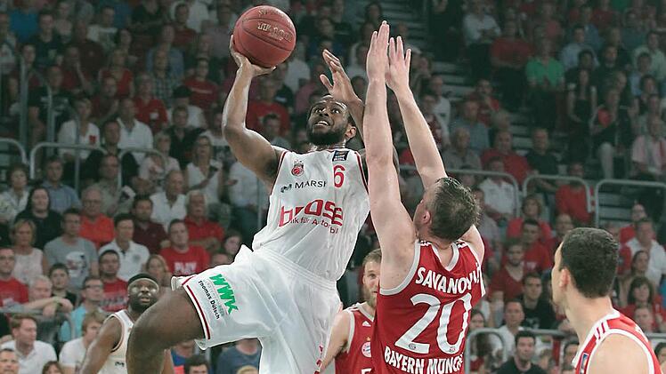 Darius Miller (l.) wird für die Bamberger immer wichtiger: Hier hat Bayerns Routinier Dusko Savanovic Probleme, den NBA-erfahrenen 25-Jährigen zu stoppen. Foto: sportpress