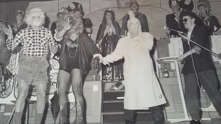 Klaus Peter Söllner (rechts) beim Stadtsteinacher Fasching 1989; Zweiter von links Hans Hümmer als Tina Turner. Foto: Archiv/Michael Feulner
