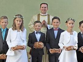 Diese Kinder feierten gestern in der St.-Marien-Kirche in Höfles mit Kaplan Dominik Urban Erstkommunion.