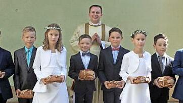 Diese Kinder feierten gestern in der St.-Marien-Kirche in Höfles mit Kaplan Dominik Urban Erstkommunion.
