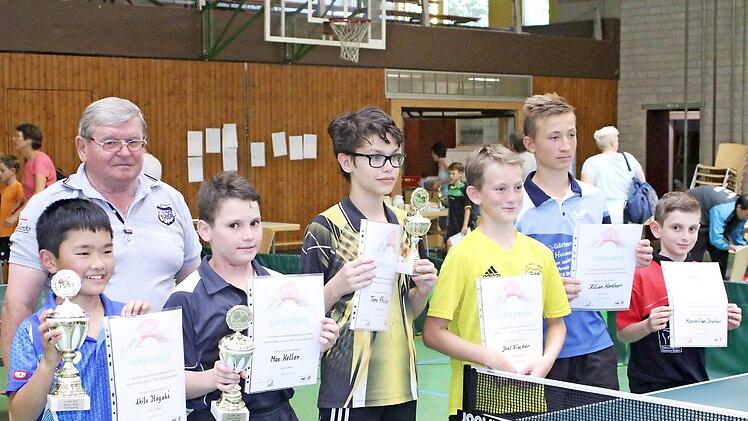 Die Besten bei den A-Schülern. Mit im Bild der Zweitplatzierte Max Keller vom TSV Unterlauter (Zweiter von links) und der Vierte Joel Fischer vom FC Adler Weidhausen (Vierter von links) sowie der Vorsitzender des TTV 45 Altenkunstadt, Herbert Gillig.