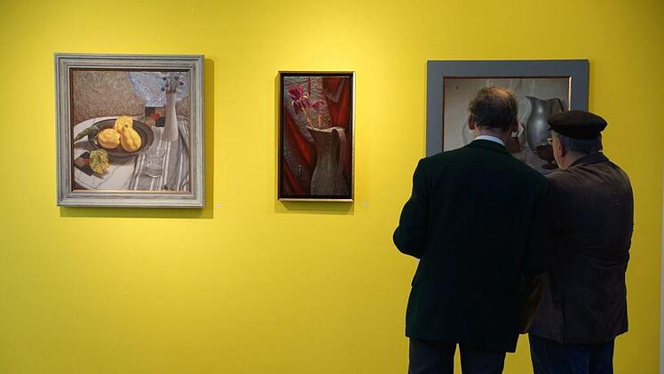 Ausstellungser&ouml;ffnung am Sonntag. Auffallend sind die gelb gestrichenen W&auml;nde. Foto: Pascale Ferry