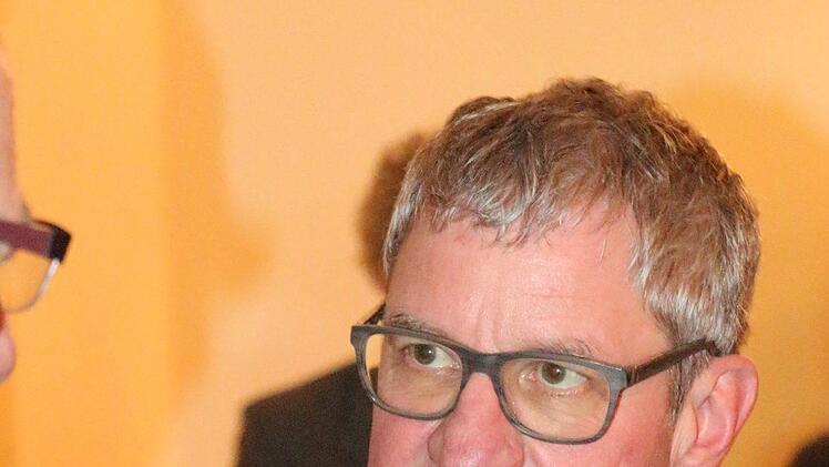 Bei einem "Lokalforum" im Redoutensaal in Erlangen diskutierten Bürger mit Vertretern des Zweckverbands Stadt-Umland-Bahn (StUB) über Varianten der Regnitzquerung.   Im Bild: Martin Arnold von Intraplan Foto: Christian Bauriedel