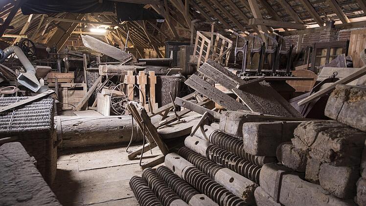 Die Sammlung in der "Alten Schäferei": Die Objekte sind in ihrer Substanz zum Beispiel durch Schädlinge gefährdet. Ein Vorprojekt erfasst und sichert seit 2011 den Erhalt der Sammlung.  Foto: Gemeinde Ahorn