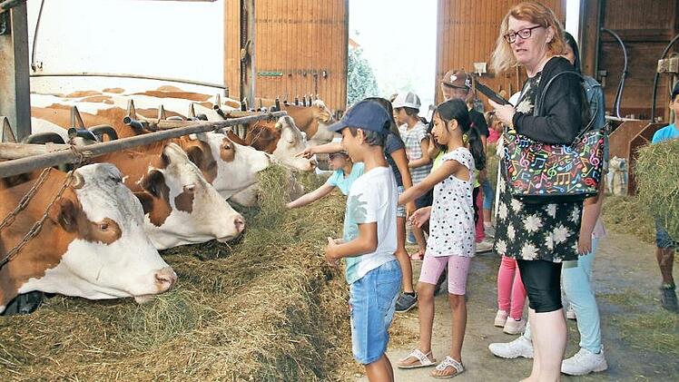 Beim Füttern der Tiere waren die Kinder eifrig bei der Sache. Foto: gerda Völk