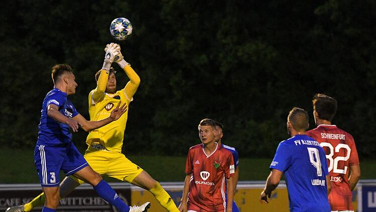 Bekam fast nichts zu tun: FC-05-Keeper Luis Zwick (gelbes Trikot), der hier den Ball vor dem Illertissener Marius Wegmann (links) wegfaustet.   Foto: Horst H&ouml;rger