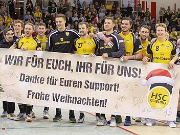 Vestus, Spieler, Betreuer und Trainer verabschiedeten sich mit einem Transparent vom treuen HSC-Publikum. Fotos: Uwe Gick
