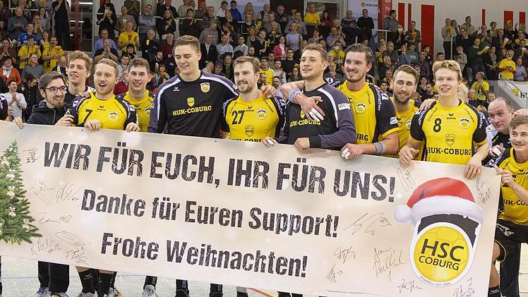 Vestus, Spieler, Betreuer und Trainer verabschiedeten sich mit einem Transparent vom treuen HSC-Publikum. Fotos: Uwe Gick