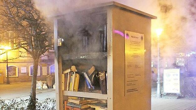 Diesen B&uuml;cherschrank am Holzmarkt hatte der junge Mann zusammen mit einem Kumpel angez&uuml;ndet.