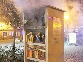 Diesen Bücherschrank am Holzmarkt hatte der junge Mann zusammen mit einem Kumpel angezündet.