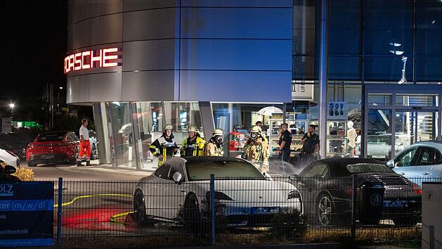 E-Porsche in Flammen: Sportwagen nach Brand völlig zerstört