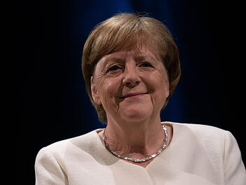 Deutscher Star-Designer wird 80 - Angela Merkel empfahl er mehr Dekollet&eacute;