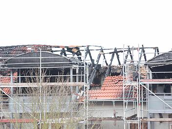 Der Dachstuhl des früheren US-Wohnblocks wurde auf einer Länge von 84 Metern total zerstört.  Foto: Bartl