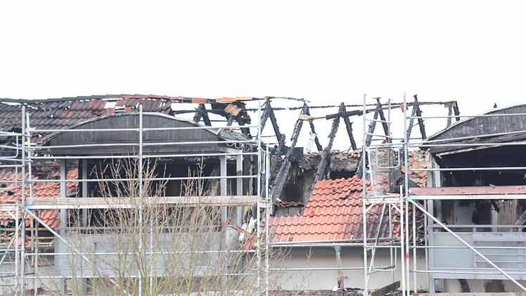 Der Dachstuhl des früheren US-Wohnblocks wurde auf einer Länge von 84 Metern total zerstört.  Foto: Bartl