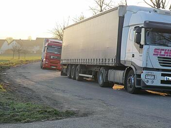 Soll verschwinden: der Parkplatz am Ortsrand von Reith neben der Staatsstraße 2291. Foto: Günther Straub