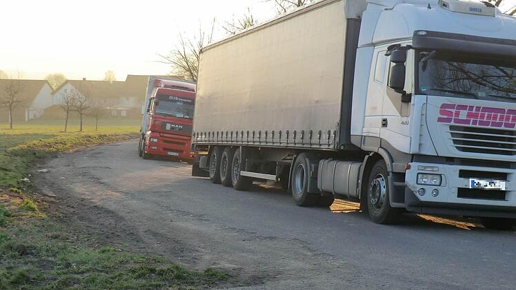 Soll verschwinden: der Parkplatz am Ortsrand von Reith neben der Staatsstraße 2291. Foto: Günther Straub
