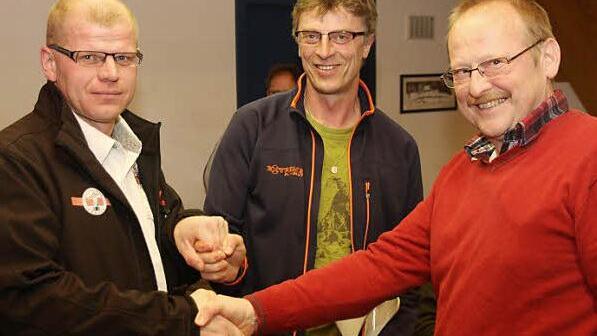 Nach der Entscheidung gratulieren Gerhard Bauernschmidt (2.v.l.) und Wilfried Kirsch dem neuen Obertrubacher Gemeinderat Hubert Röhrer.Fotos: Galster
