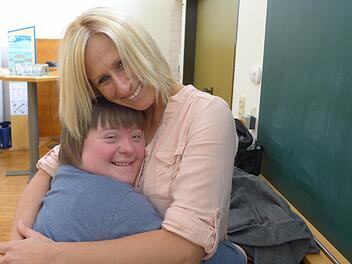 Ein bisschen Zuwendung tut gut... Sarah Rinkowitz nimmt am Kurs "Selbständig leben" teil und zeigt der Betreuerin Angelika Seifert auf ihre Art, wie dankbar sie ist.