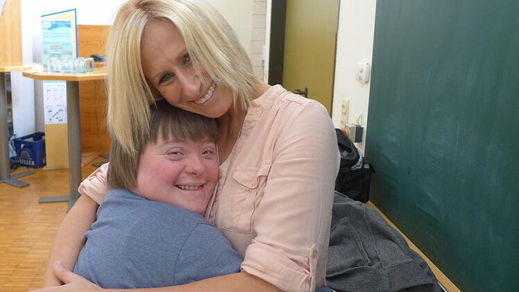 Ein bisschen Zuwendung tut gut... Sarah Rinkowitz nimmt am Kurs "Selbständig leben" teil und zeigt der Betreuerin Angelika Seifert auf ihre Art, wie dankbar sie ist.