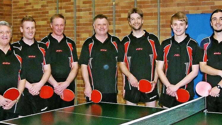 Als Vizemeister der 2. Kreisliga steigt auch der TTC Alexanderhütte II in die 1. Kreisliga auf. Unser Bild zeigt das erfolgreiche Team mit (von links) Fritz Böhm, Wolfgang Volk, Marco Peterhänsel, Hubert Volk, Dietmar Löffler, Thomas Koch, Christian Volk, Martin Haag und Daniel Fröba. Foto: Hans Franz