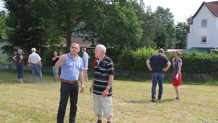 Beim Ortstermin im geplanten Neubaugebiet Steigengasse werden die Probleme angesprochen. Foto: Sonny Adam