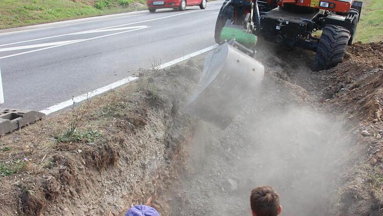 Suche nach dem Leck in der Leitung. Foto: Heike Beudert