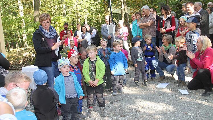 Ein fröhliches Lied bereicherte die Einweihung der neuen Waldkindergartengruppe.