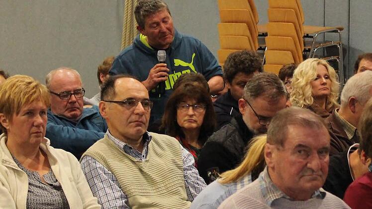 Wilfried Schilk (stehend) ging mit den Marktgemeinderäten hart ins Gericht  Foto: Evi Seeger
