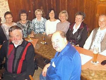 Die früheren Volksschüler in Schwürbitz hatten sich viel zu erzählen. Foto: Heinz Fischer