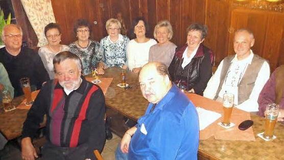 Die früheren Volksschüler in Schwürbitz hatten sich viel zu erzählen. Foto: Heinz Fischer