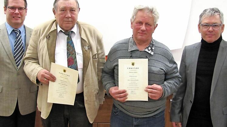 Thomas Hegen (links) und Helmut Fischer (rechts) ehrten die langjährig tätigen Feldgeschworenen (von links) Heinrich Roth und Hubertus Baudler.