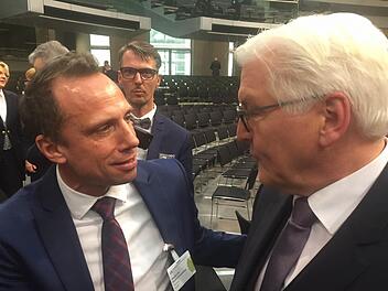 Thorsten Glauber (l.) mit dem neuen Bundespr&auml;sidenten Frank-Walter Steinmeier Foto: privat