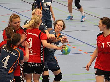 Bad Brückenaus Theresa Löser (am Ball) erzielte insgesamt sechs Tore in zwei Spielen gegen Höchberg II, Katharina Probeck (rechts) eins. Die Kombination aus routinierten Spielerinnen und dem ansonsten sehr jungen Team verhalfen Bad Brückenau zum Aufstieg. Foto: Sebastian Schmitt
