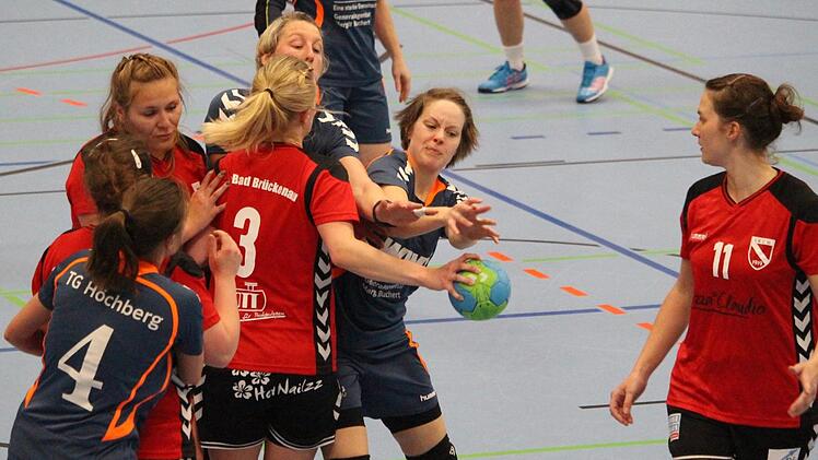 Bad Brückenaus Theresa Löser (am Ball) erzielte insgesamt sechs Tore in zwei Spielen gegen Höchberg II, Katharina Probeck (rechts) eins. Die Kombination aus routinierten Spielerinnen und dem ansonsten sehr jungen Team verhalfen Bad Brückenau zum Aufstieg. Foto: Sebastian Schmitt
