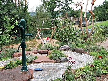 Der gärtnerisch gestaltete Wasserspielplatz mit neuer Doppelschaukel  Fotos: Sigismund von Dobschütz