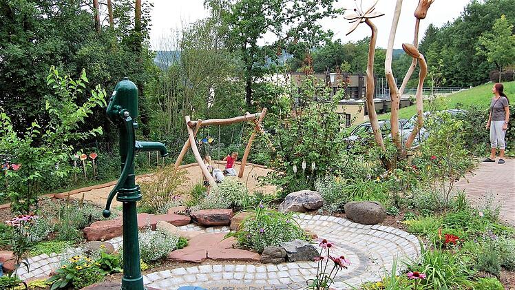 Der gärtnerisch gestaltete Wasserspielplatz mit neuer Doppelschaukel  Fotos: Sigismund von Dobschütz