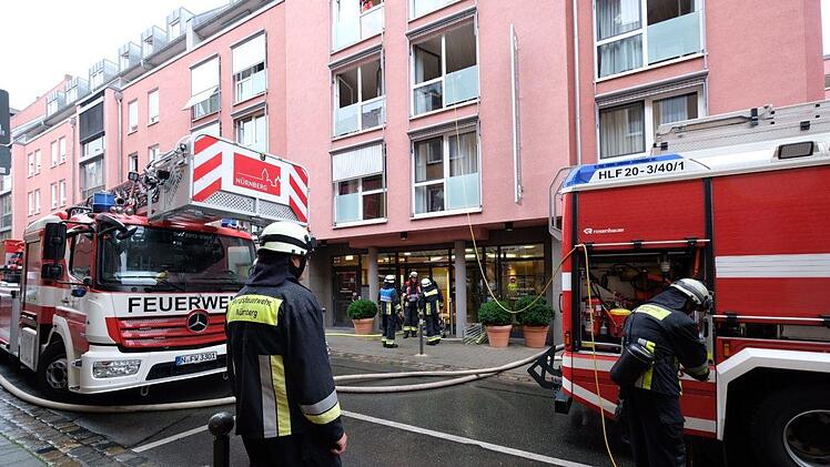 Am Freitagmorgen löste ein Brand in einem Altenheim in Nürnberg einen Feuerwehreinsatz aus. News 5